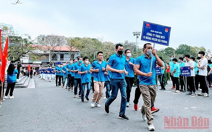 Miles de personas participan en Día de la Carrera Olímpica por la salud pública 2022 en Hai Phong. (Fotografía: Nhan Dan)