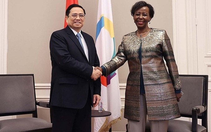 El primer ministro vietnamita, Pham Minh Chinh, se reúne con Louise Mushikiwabo, secretaria general de la Organización Internacional de la Francofonía (OIF). (Fotografía: baoquocte.vn)