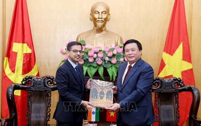 El embajador indio en Vietnam, Pranay Verma, entrega un recuerdo al director de la Academia Nacional de Política de Ho Chi Minh, Nguyen Xuan Thang. (Fotografía: VNA)