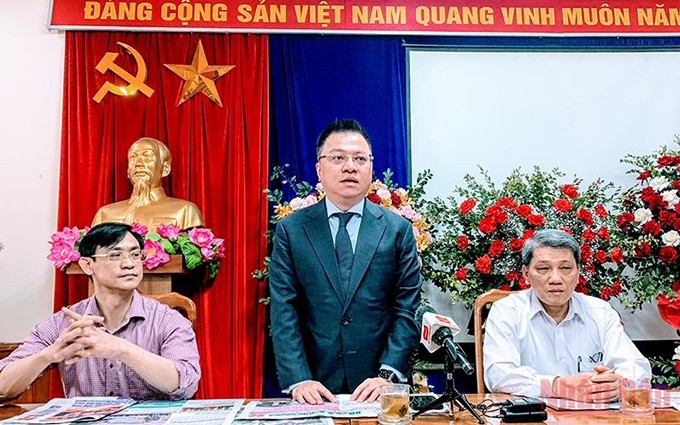 Le Quoc Minh reúne con el periódico Hai Phong.