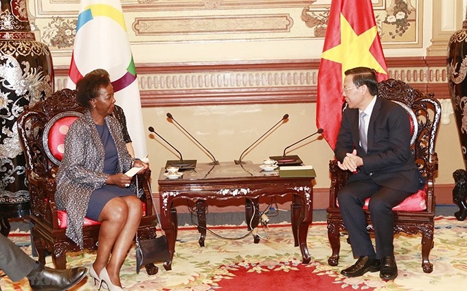 El presidente del Comité Popular de Ciudad Ho Chi Minh, Phan Van Mai, recibie a Louise Mushikiwabo, secretaria general de la Organización Internacional de la Francofonía. (Fotografía: VNA)