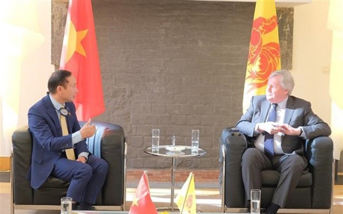 El embajador de Vietnam en Bélgica, Nguyen Van Thao (izquierda), y el presidente del Parlamento de la región Valona, Jean-Claude Marcourt. (Fotografía: VNA)