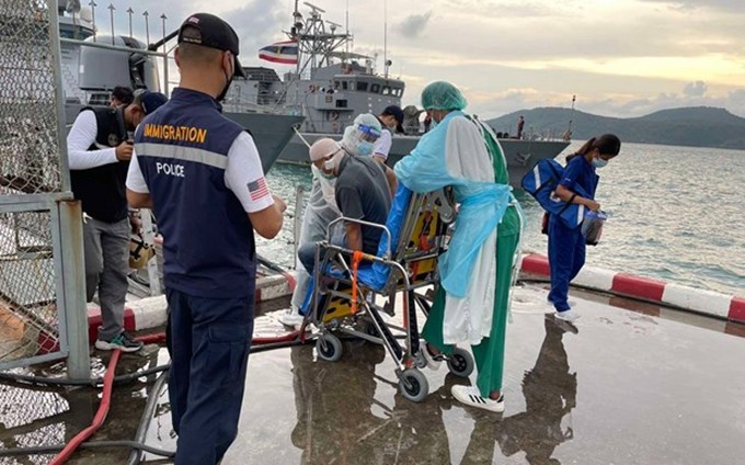 Las fuerzas navales tailandesas recogen al marinero vietnamita accidentado para llevarlo al hospital (Foto: Embajada de Vietnam en Tailandia)