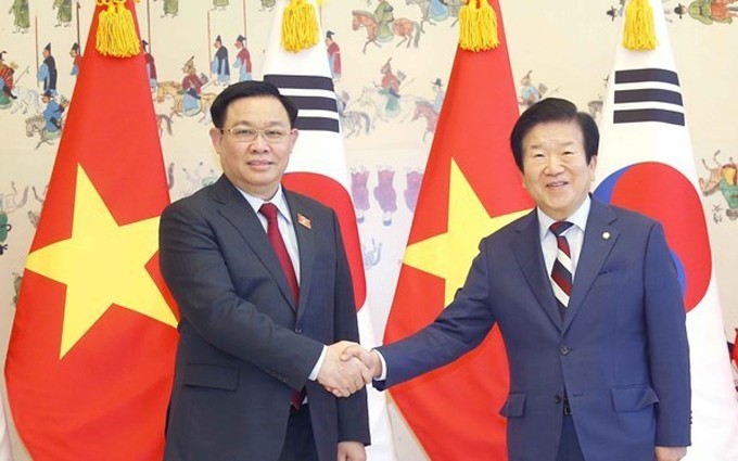 El presidente de la Asamblea Nacional de Vietnam, Vuong Dinh Hue (izquierda), y su homólogo surcoreano, Park Byeong-seug. (Fotografía: VNA)