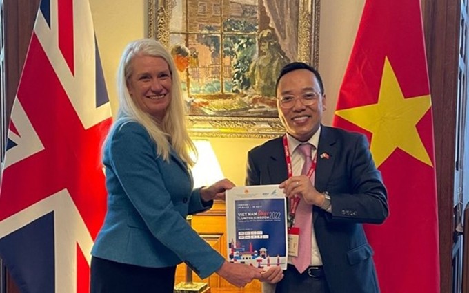 La ministra para Asia del Ministerio de Asuntos Exteriores, Mancomunidad y Desarrollo del Reino Unido, Amanda Milling, y el embajador vietnamita en Londres, Nguyen Hoang Long, lanzan el programa "Días de Vietnam en el Reino Unido"(Foto: VNA)