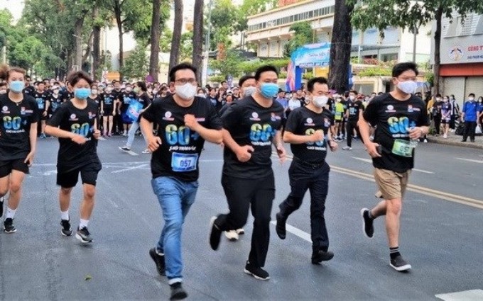  Jóvenes participan en el maratón en respuesta a La Hora del Planeta (Foto: laodong.vn)
