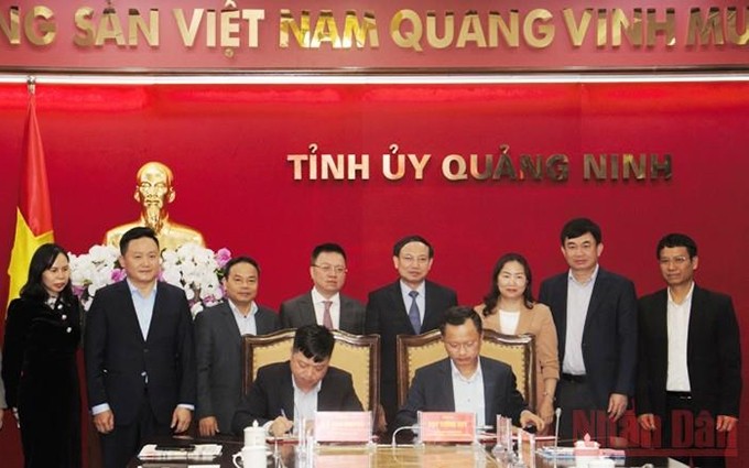 Firma de acuerdo de cooperación en comunicación entre el periódico Nhan Dan y la provincia de Quang Ninh en el período 2022-2025. (Foto: Nhan Dan)