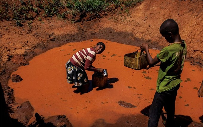 La gente en la región de Anosy, Madagascar, obtiene agua de lluvia. (Fotografia: Reuters)