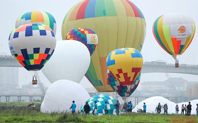 Los hanoyenses disfrutan del Festival de Globos Aerostáticos. (Fotografía: Nhan Dan)