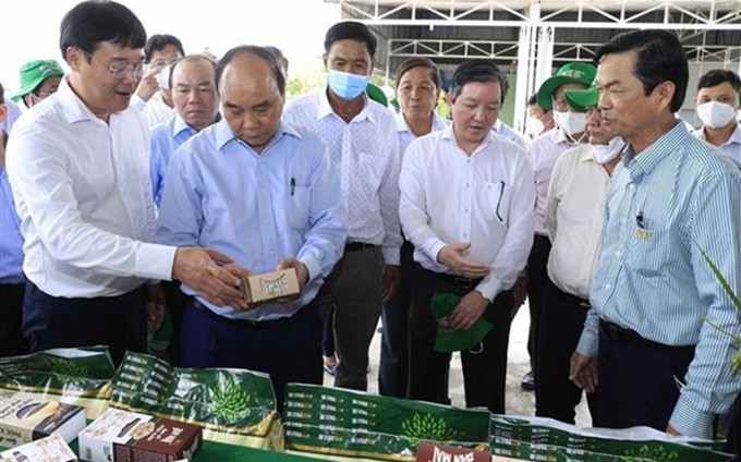 El presidente de Vietnam, Nguyen Xuan Phuc, visita una cooperativa de servicios agrícolas en el distrito de Thap Muoi. (Fotografía: VNA)