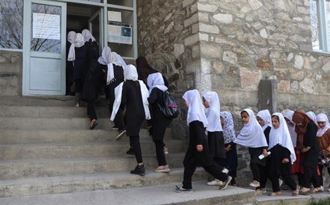 Colegialas en una escuela en Panjshir, Afganistán, 23 de marzo de 2022. (Foto: AFP/VNA)