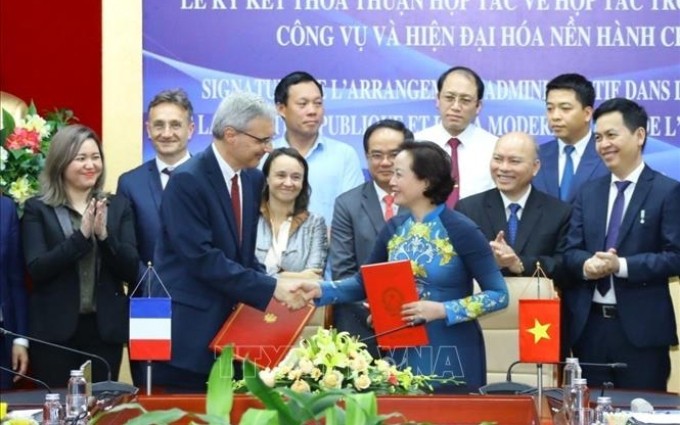 Escena de la firma del acuerdo (Fotografía: VNA)