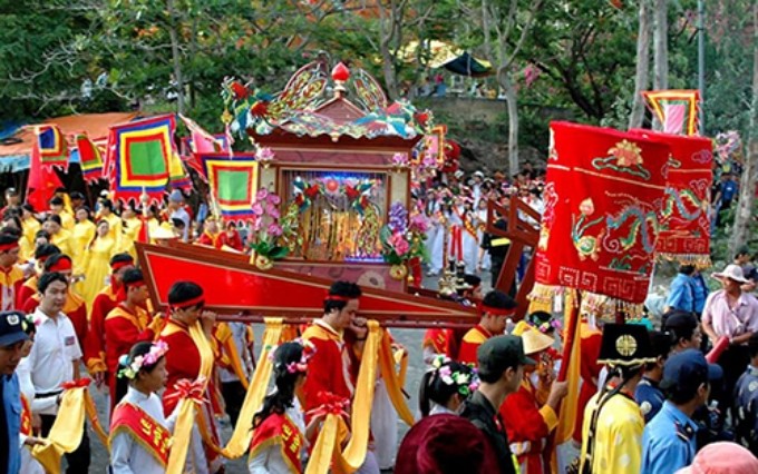 El Festival de Templo Ba Chua Xu en la montaña Sam.