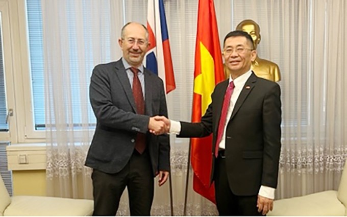 El embajador vietnamita en Bratislava, Nguyen Tuan, y Peter Kremsky, jefe de la Comisión de Asuntos Económicos del Consejo Nacional de la República Eslovaca (Foto: VNA)