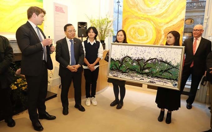 Xeo Chu presenta una pintura al príncipe Carlos. (Fotografía: VNA)