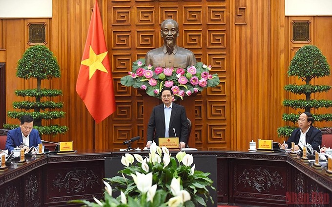 El primer ministro Pham Minh Chinh (de pie) interviene en la reunión. (Fotografía: Nhan Dan)