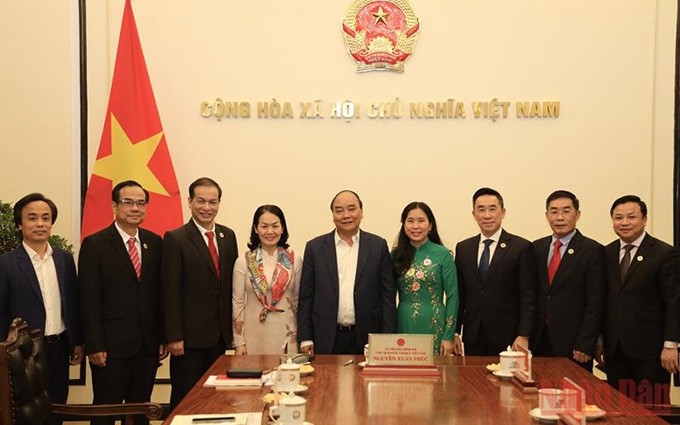 El presidente vietnamita, Nguyen Xuan Phuc, y los líderes de la Cruz Roja de Vietnam (Fotografía: Nhan Dan)