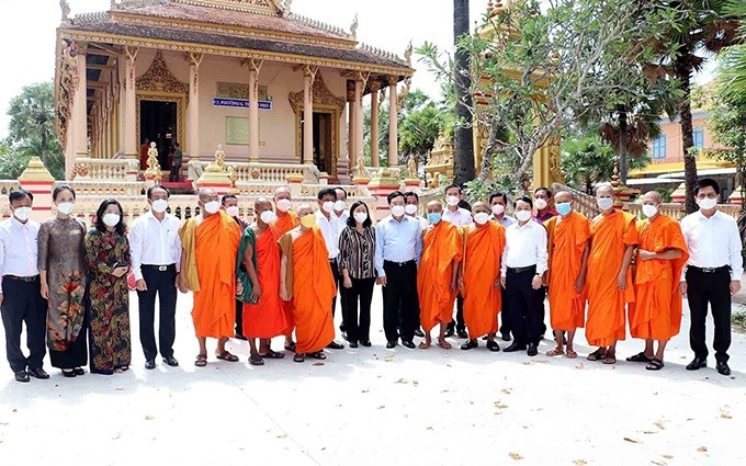 El viceprimer ministro Pham Binh Minh y los delegados y monjes de la provincia de Soc Trang (Fotografía: VNA)