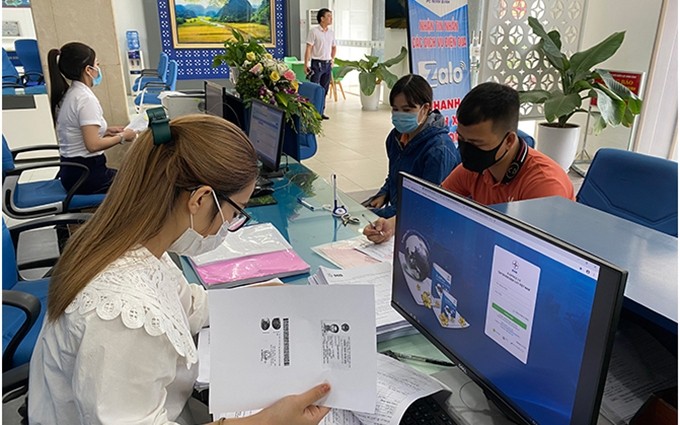 Aplican la tecnología de la información en el pago de facturas de electricidad en la norteña provincia de Ninh Binh. (Fotografía: Le Hong)