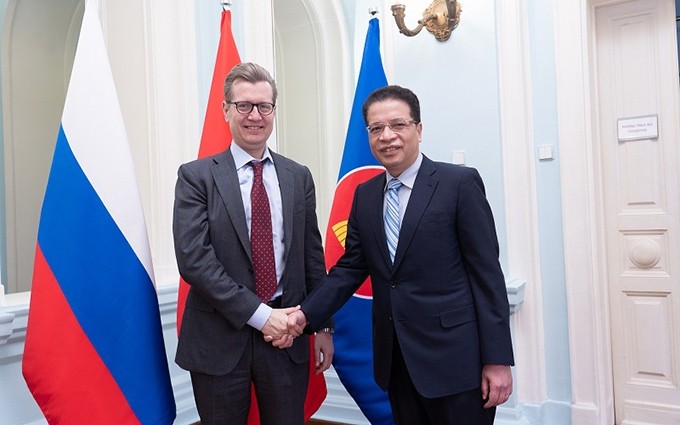 El embajador de Vietnam en Rusia, Dang Minh Khoi (D), y el viceministro ruso de Agricultura, Sergei Levin (Fotografía: Thanh The)