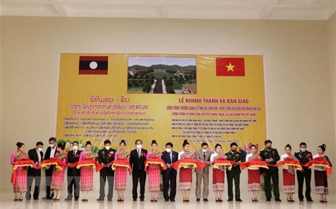 Acto de inauguración de una escuela militar en la provincia laosiana de Xaysomboun, con la ayuda no reembolsable de Vietnam. (Foto: VNA)