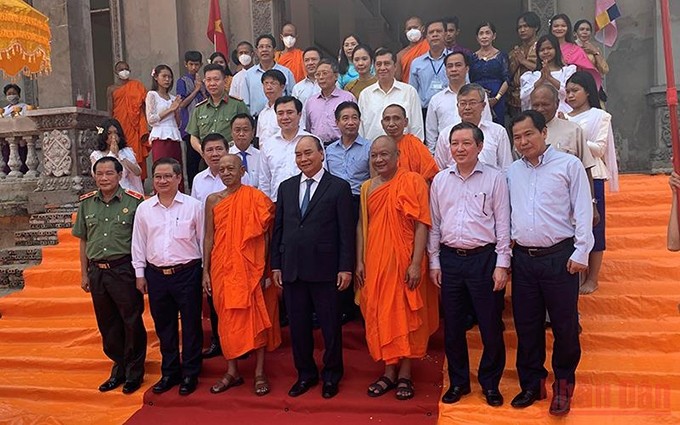 El presidente Nguyen Xuan Phuc y asistentes al encuentro. (Fotografía: Nhan Dan)