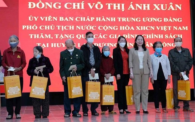 La vicepresidenta vietnamita, Vo Thi Anh Xuan, entrega regalos a familias beneficiarias de las políticas sociales en el distrito de Lac Duong.