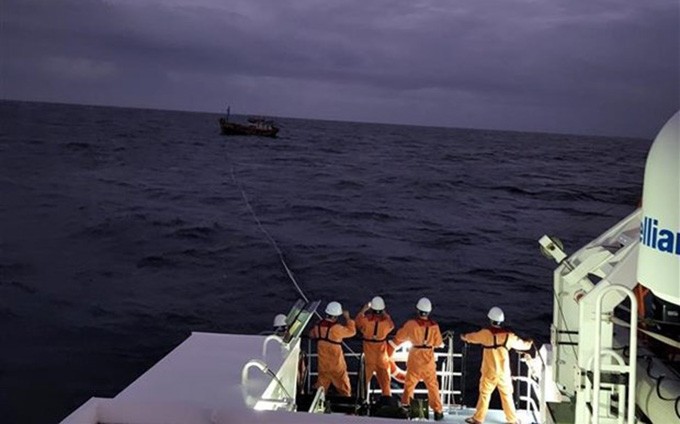 Remolcan el barco accidentado a la ciudad de Da Nang de manera segura (Foto: VNA)