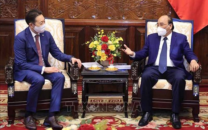 El presidente vietnamita, Nguyen Xuan Phuc (D), y el director ejecutivo de la Secretaría de la CICA, embajador Kairat Sarybay (Foto: VNA)