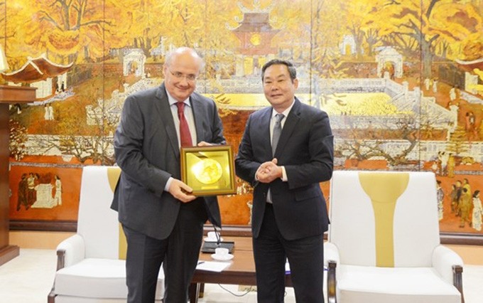El vicepresidente del Comité Popular de Hanói, Le Hong Son, recibe al embajador de Austria en Vietnam, Hans-Peter Glanze (Foto: hanoimoi.com.vn)
