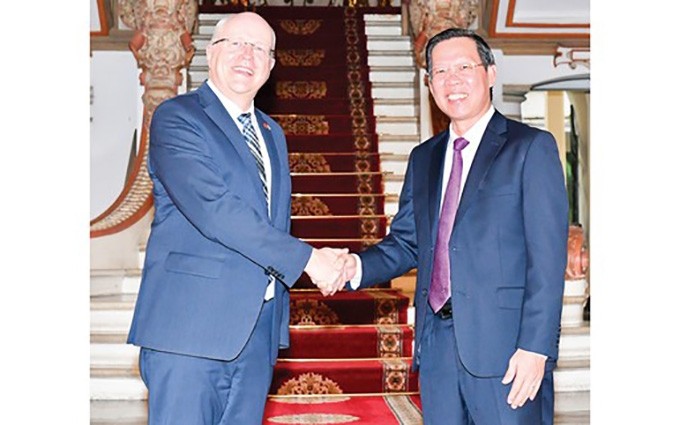 El presidente del Comité Popular de Ciudad Ho Chi Minh, Phan Van Mai, recibe a Keijo Norvanto, embajador de Finlandia en Vietnam (Foto: sggp.com.vn)