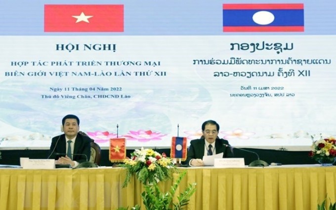 El ministro de Industria y Comercio de Vietnam, Nguyen Hong Dien, y su similar de Laos, Khampheng Xaysompheng, copresiden la conferencia (Foto: VNA)