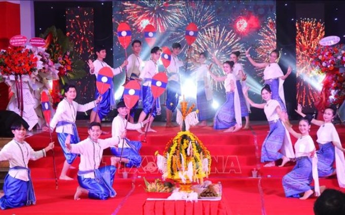  Estudiantes laosianos en la provincia centrovietnamita de Thua Thien-Hue celebran el Bunpimay (Foto: VNA)