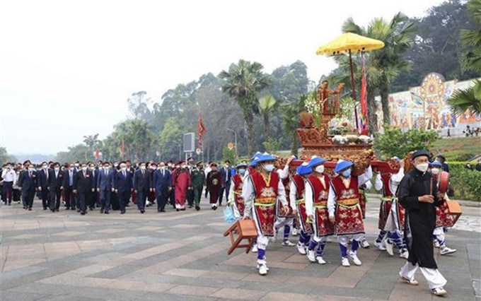 El presidente de Vietnam, Nguyen Xuan Phuc, y otros dirigentes del Partido Comunista, del Estado, y de organismos centrales y locales del país, participan en la ceremonia de ofrenda de incienso en homenaje a los Reyes Hung. (Fotografía: VNA)