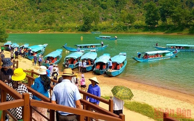 La cueva de Phong Nha recibe a miles de turistas cada día.
