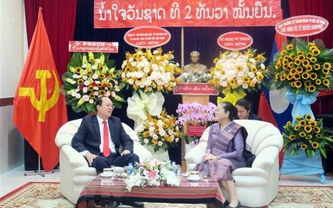 El subsecretario del Comité del Partido Comunista en Ciudad Ho Chi Minh, Nguyen Ho Hai, felicita a los funcionarios y trabajadores del Consulado General de Laos en la metrópolis (Fotografía: VNA)