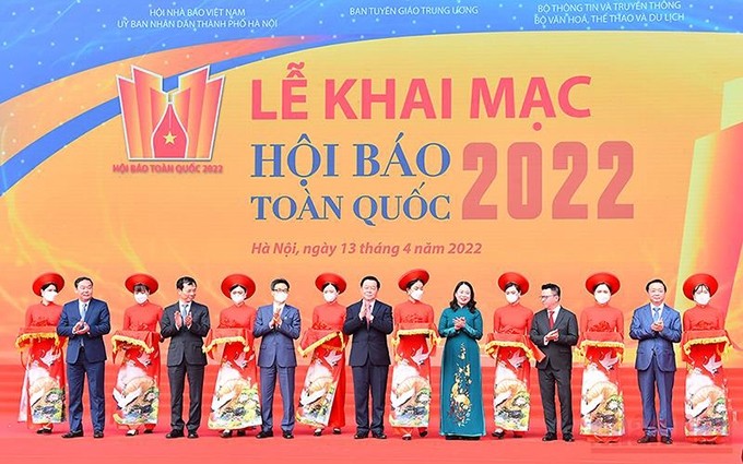 Delegados cortan la cinta de inauguración del Festival Nacional de la Prensa de Vietnam 2022. (Fotografía: Nhan Dan)