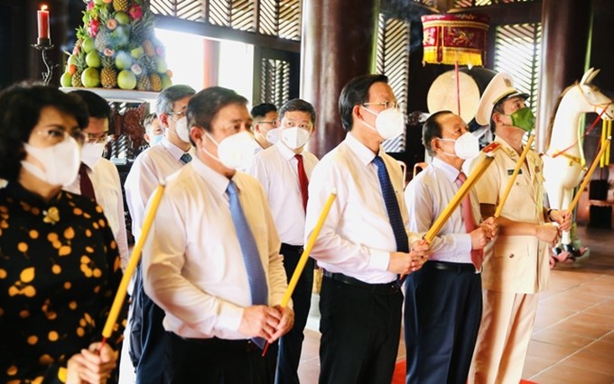 Dirigentes y pobladores de Ciudad Ho Chi Minh rinden homenaje a los Reyes Hung. (Fotografía: VNA)