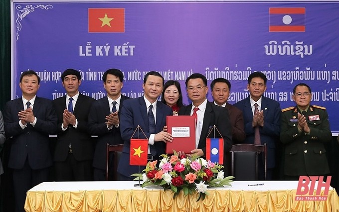 Firma del acuerdo de cooperación entre ambas localidades. (Fotografía: baothanhhoa.vn)