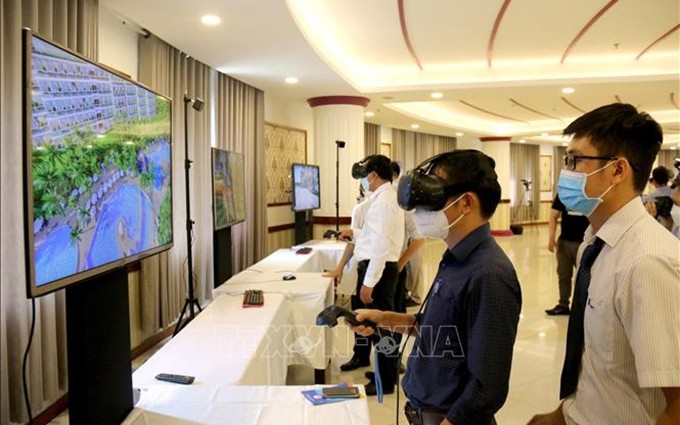 Participantes experimentan el espacio de turismo de realidad virtual en el lanzamiento del portal. (Fotografía: VNA)