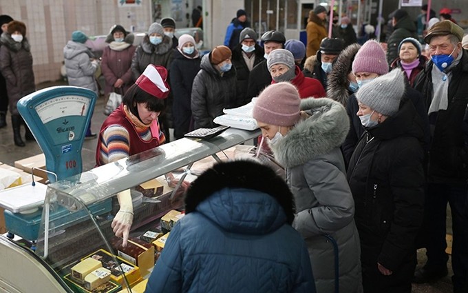 Gente haciendo la compra en un supermercado en Omsk, Rusia, el 18 de febrero. (Fotografía: Reuters)