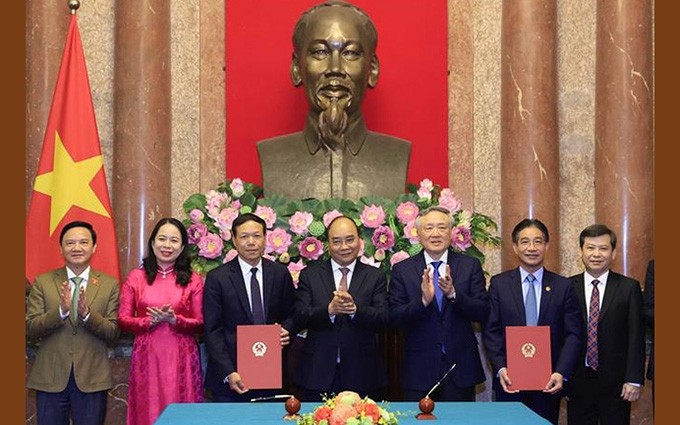 El presidente Nguyen Xuan Phuc presencia la firma. (Fotografía: VNA)