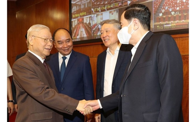  El secretario general del Partido Comunista de Vietnam, Nguyen Phu Trong, el presidente del país, Nguyen Xuan Phuc, y los dirigentes del Partido y Estado asisten a la Conferencia.