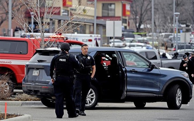 Policías enviados a la escena del tiroteo en el supermercado King Soopers, en Boulder, Colorado (Estados Unidos), el 22 de marzo de 2021. (Fotografía: AFP/VNA)