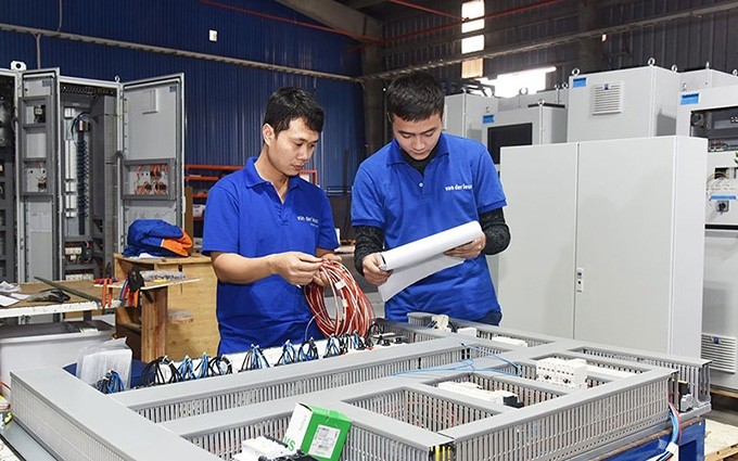 La sociedad de responsabilidad limitada Vander Leun, con 90 por ciento de capital neerlandés y radicada en el parque eco-industrial Nam Cau Kien, en la norteña provincia vietnamita de Hai Phong, se especializa en la fabricación y montaje de paneles eléctricos para barcos (Foto: Le Dung)