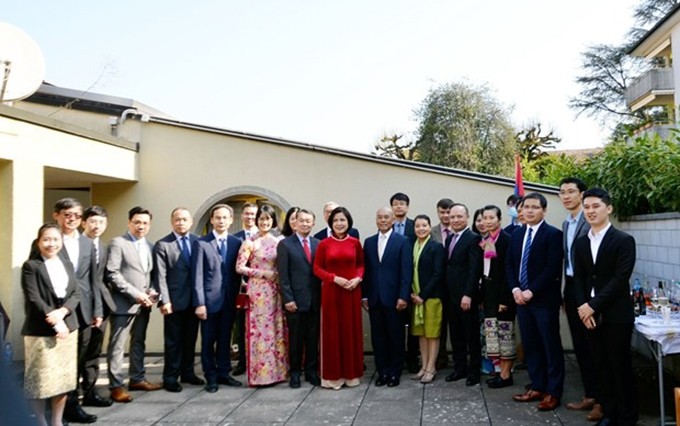 Representantes de la misión de Vietnam ante la ONU, la OMC y otros organismos internacionales y la delegación laosiana en Ginebra. (Fotografía: VNA)