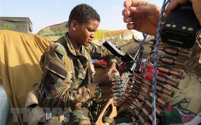 Soldados de las fuerzas progubernamentales yemeníes luchan con combatientes hutíes en Marib, Yemen. (Foto: AFP/VNA)