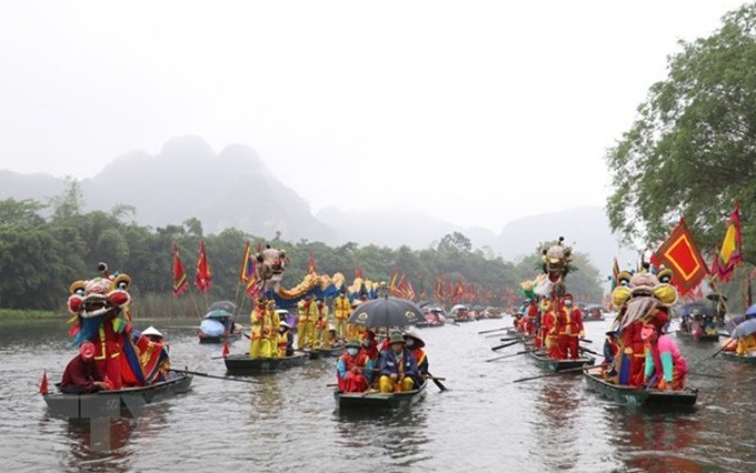Ceremonia de procesión de botes de dragón en el río Sao Khe en la provincia de Ninh Binh (Foto: VNA)