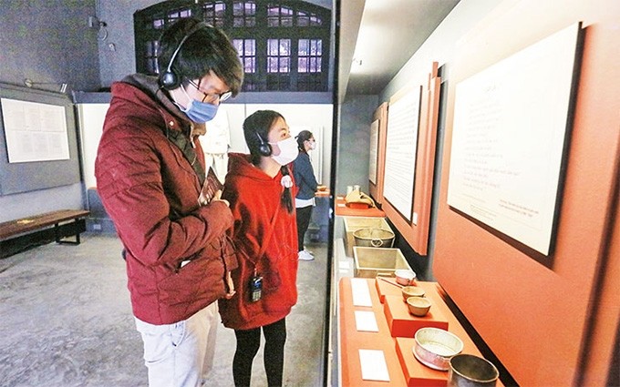 Turistas visitan la Reliquia Prisión de Hoa Lo. (Fotografía: Nhan Dan)