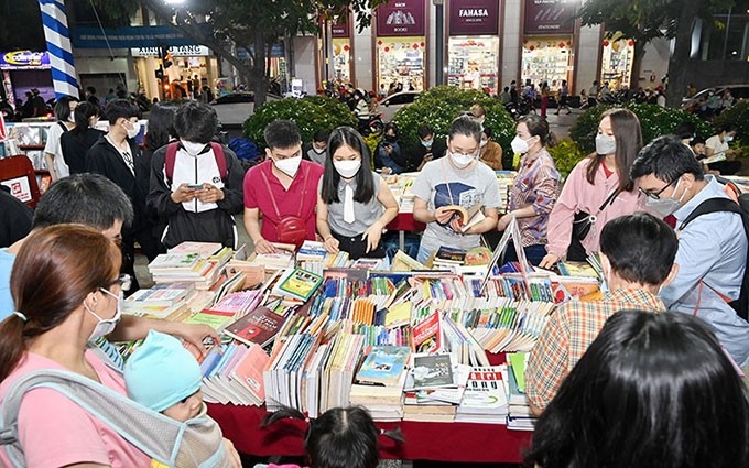 Lectores eligen libros durante el Día del Libro y la Cultura de la Lectura de Vietnam en Ciudad Ho Chi Minh. (Fotografía: Nhan Dan)